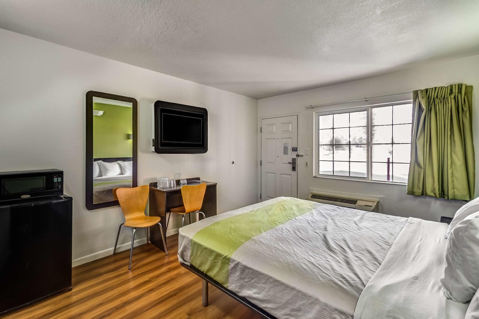 Motel 6 Visalia