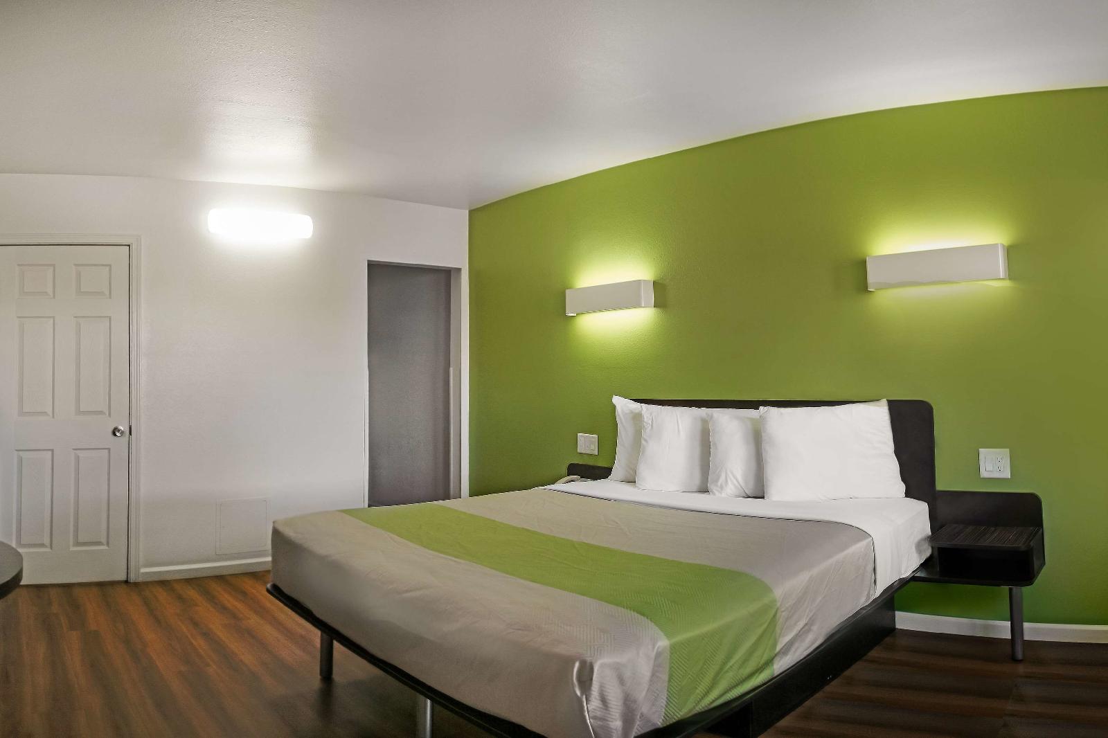 Motel 6 Visalia