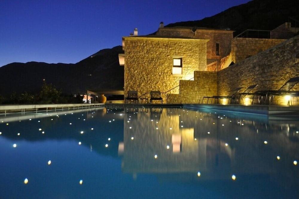 Elafivolia Arahova Suites