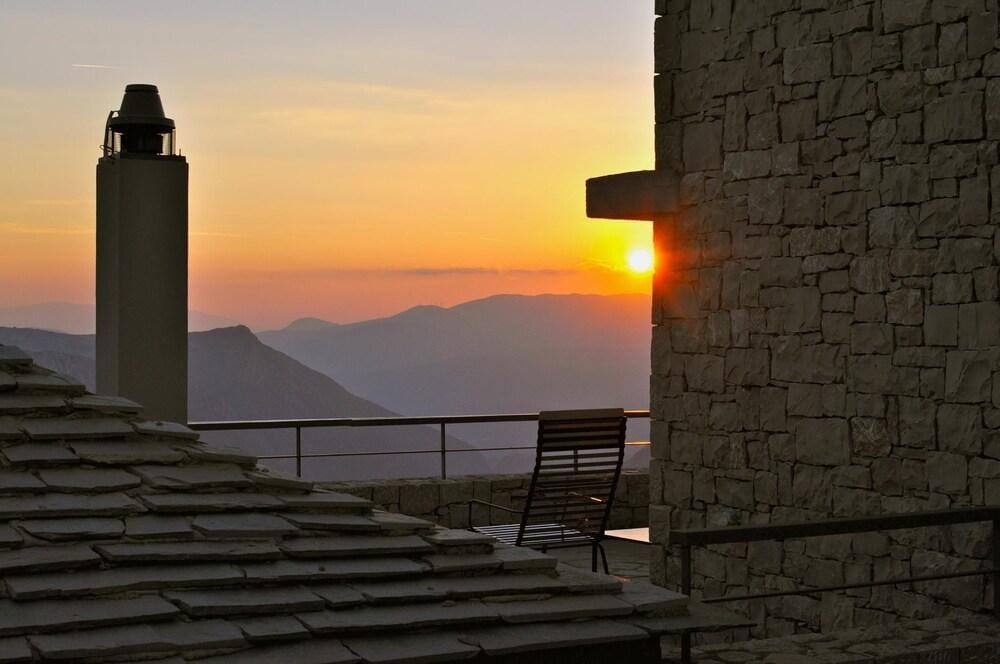 Elafivolia Arahova Suites