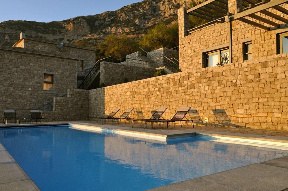 Elafivolia Arahova Suites