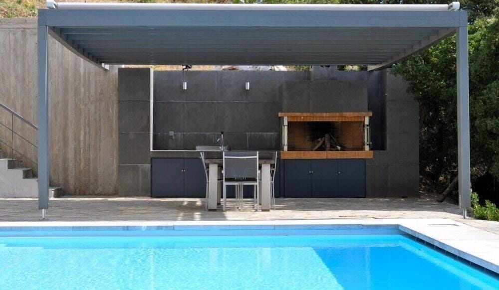 Elafivolia Arahova Suites