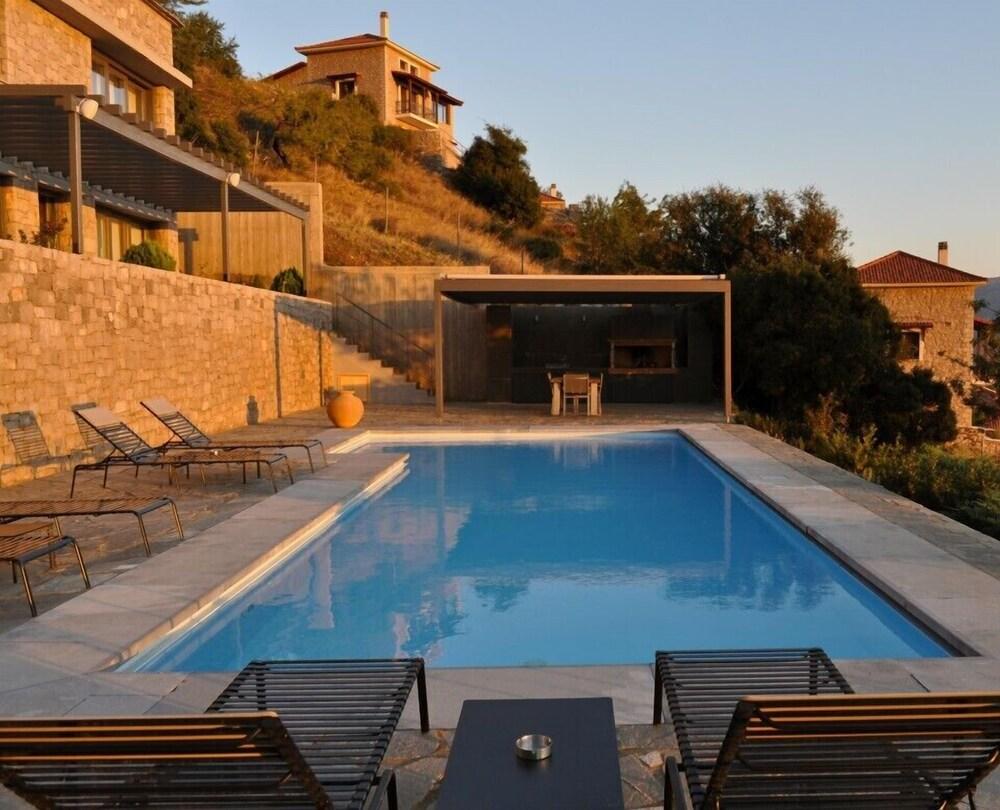 Elafivolia Arahova Suites