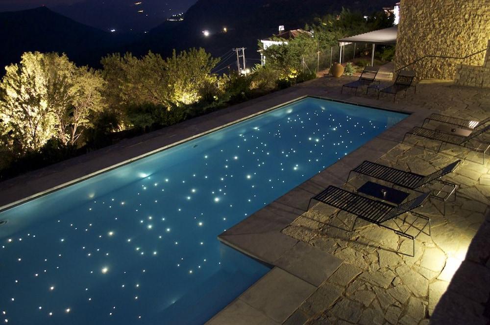 Elafivolia Arahova Suites