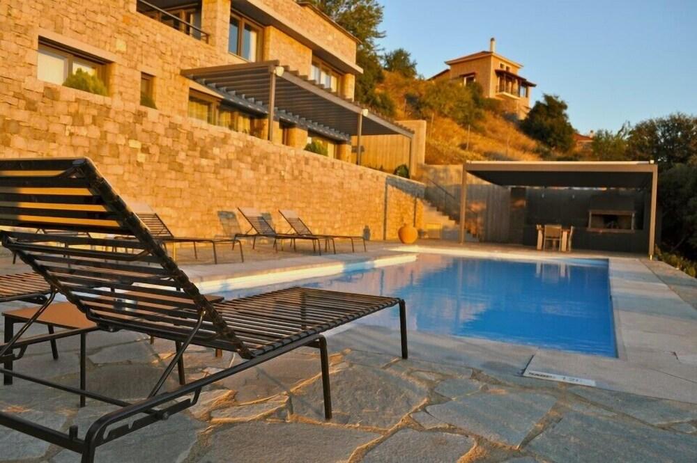 Elafivolia Arahova Suites