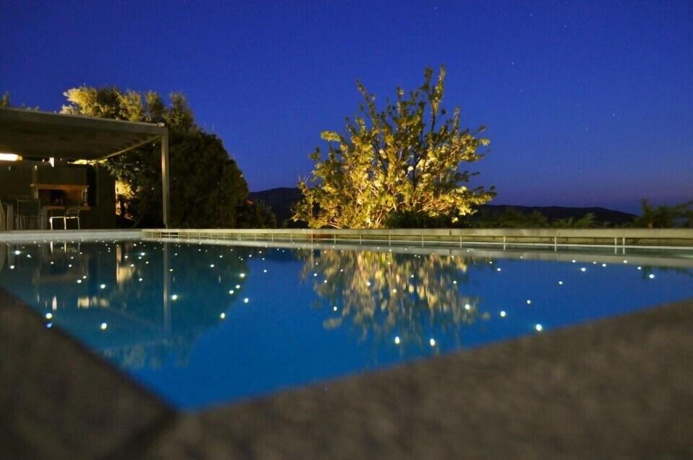 Elafivolia Arahova Suites