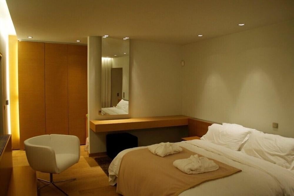 Elafivolia Arahova Suites
