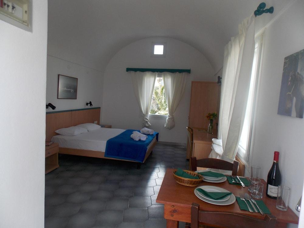 Sunrise Studios In Perissa