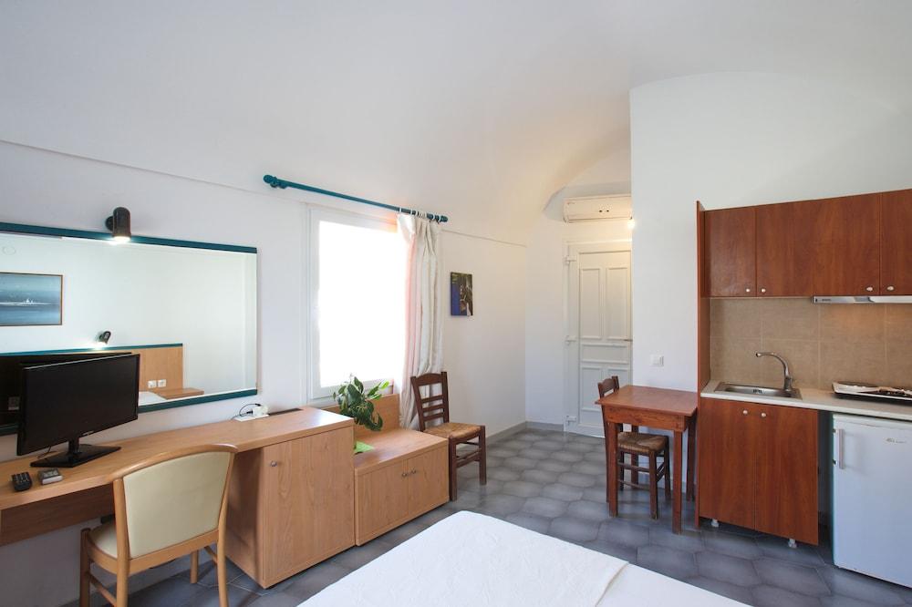 Sunrise Studios In Perissa