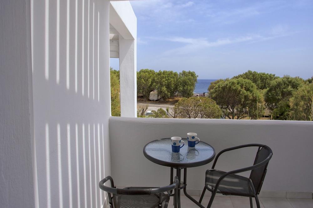 Sunrise Studios In Perissa
