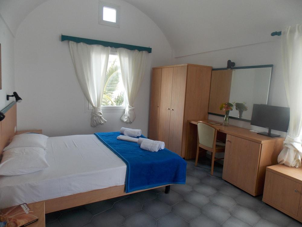 Sunrise Studios In Perissa