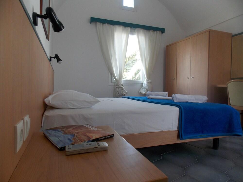 Sunrise Studios In Perissa