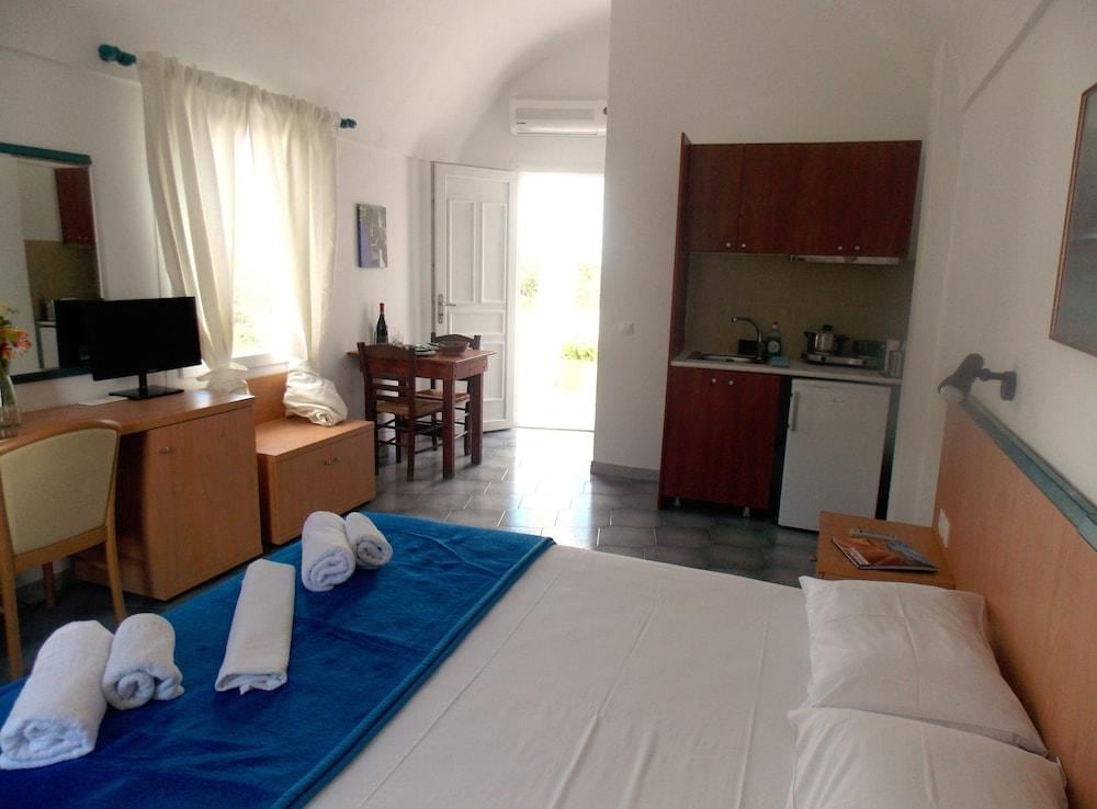 Sunrise Studios In Perissa