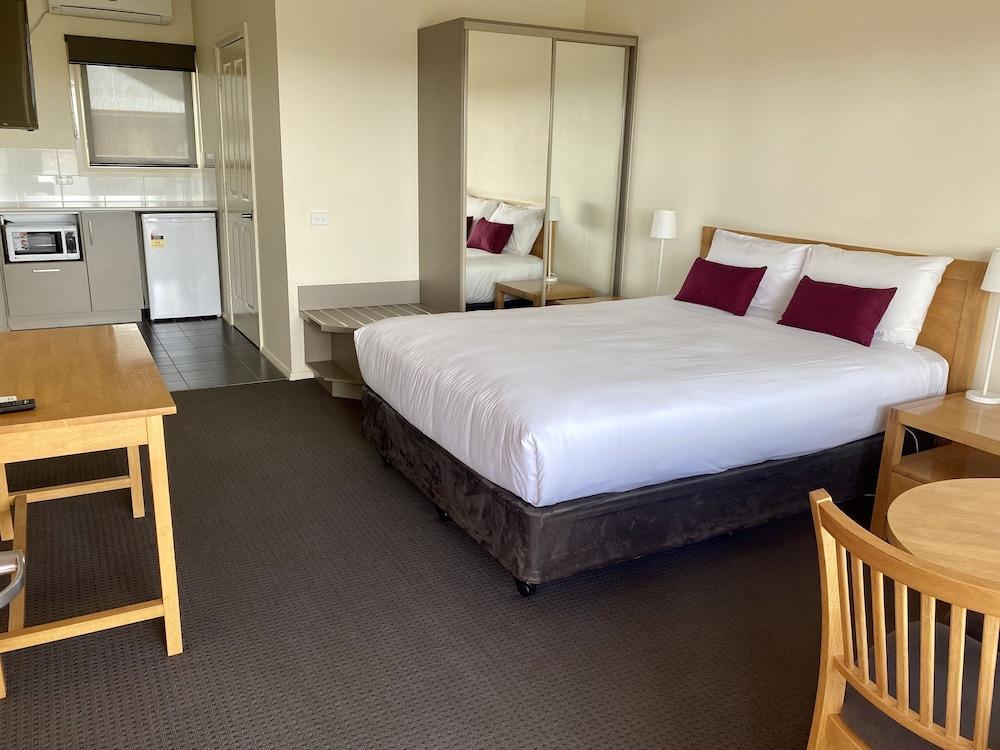 Bishop's Lodge Motor Inn