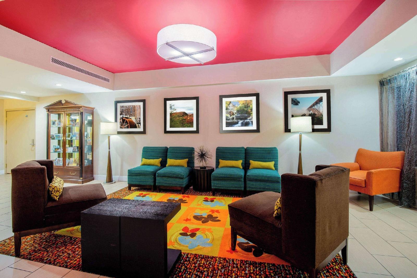 La Quinta Inn & Suites Elkview - Charleston NE