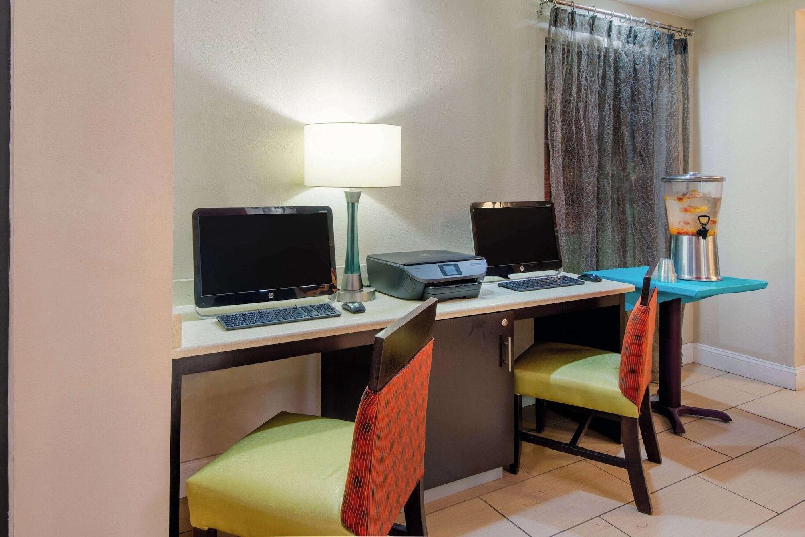 La Quinta Inn & Suites Elkview - Charleston NE