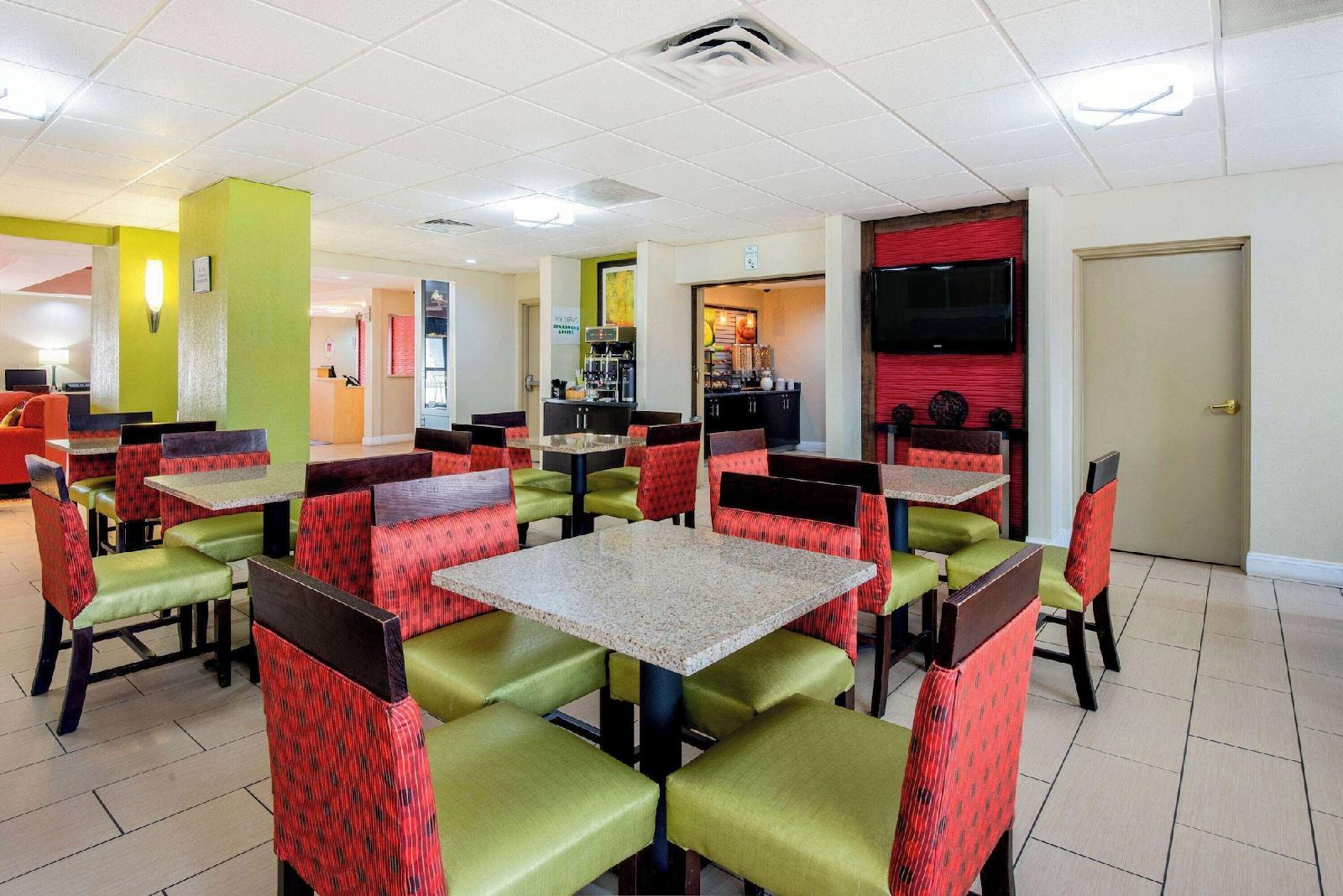 La Quinta Inn & Suites Elkview - Charleston NE