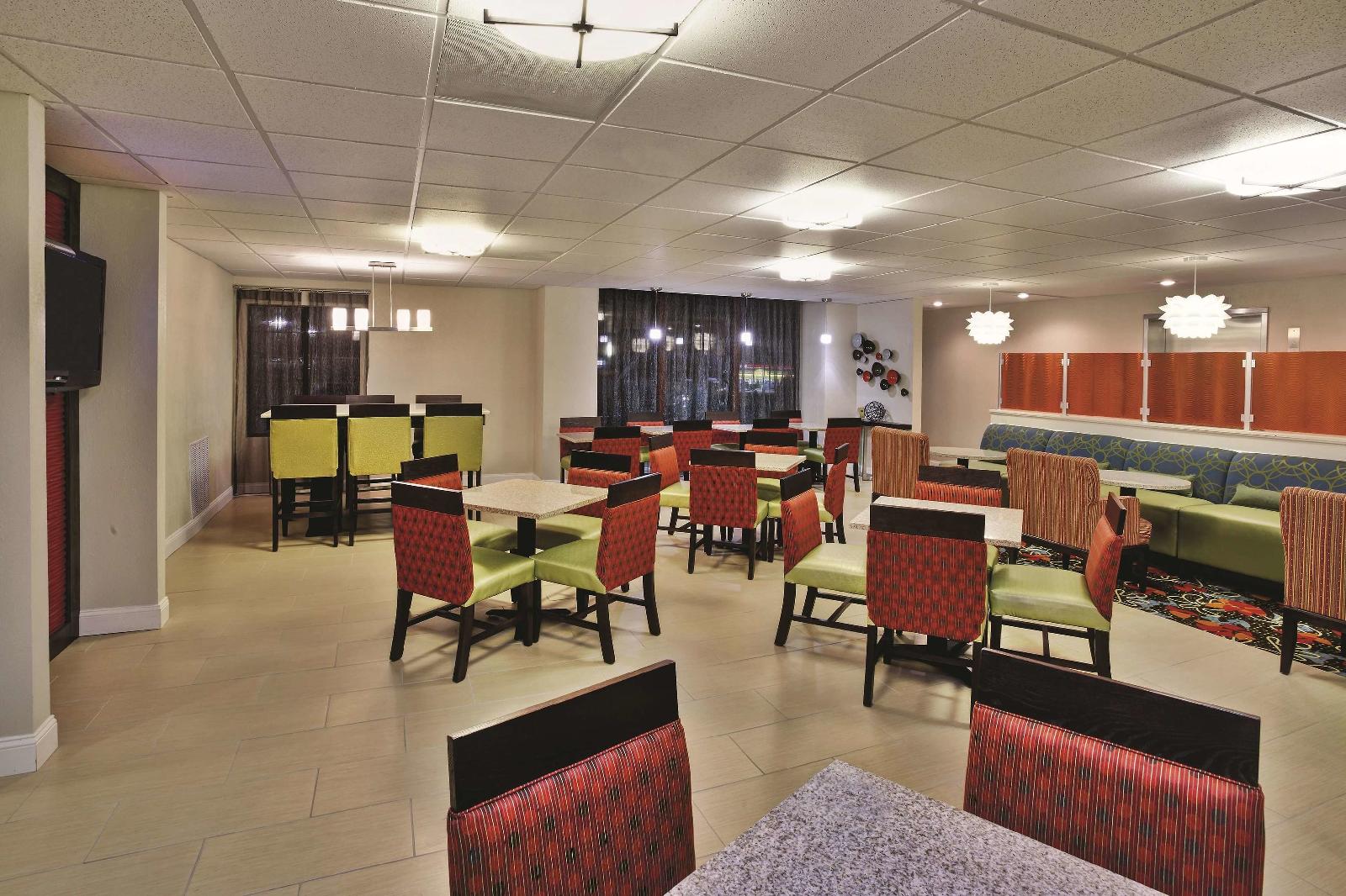 La Quinta Inn & Suites Elkview - Charleston NE