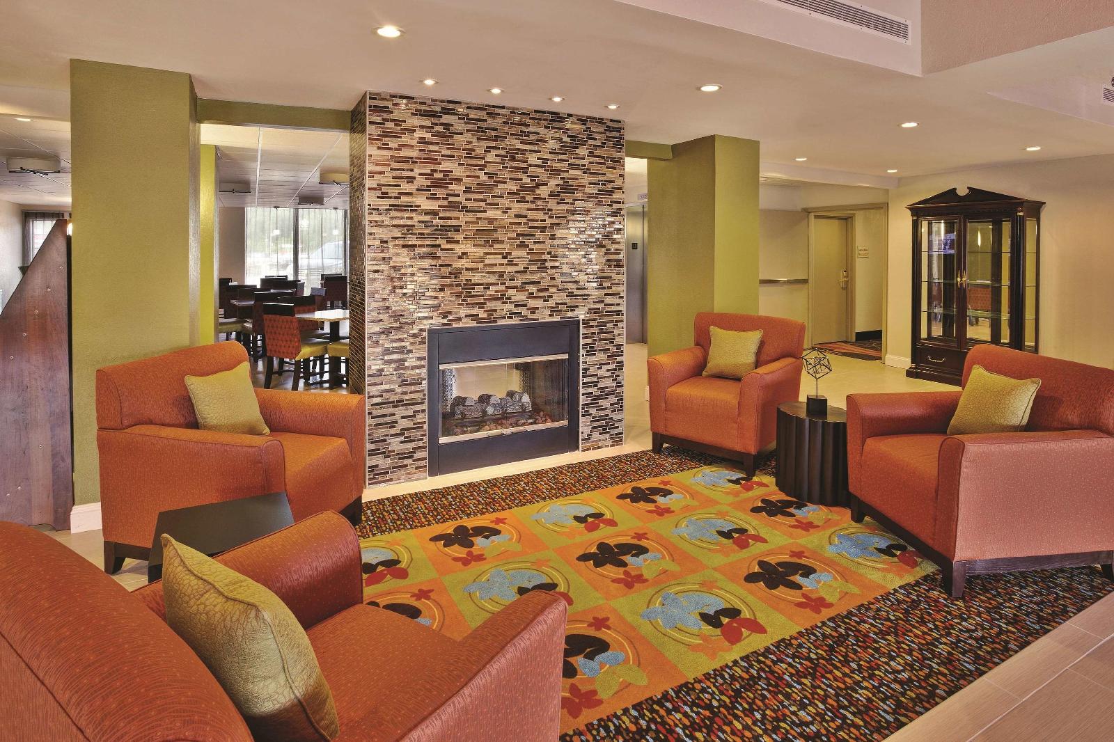 La Quinta Inn & Suites Elkview - Charleston NE