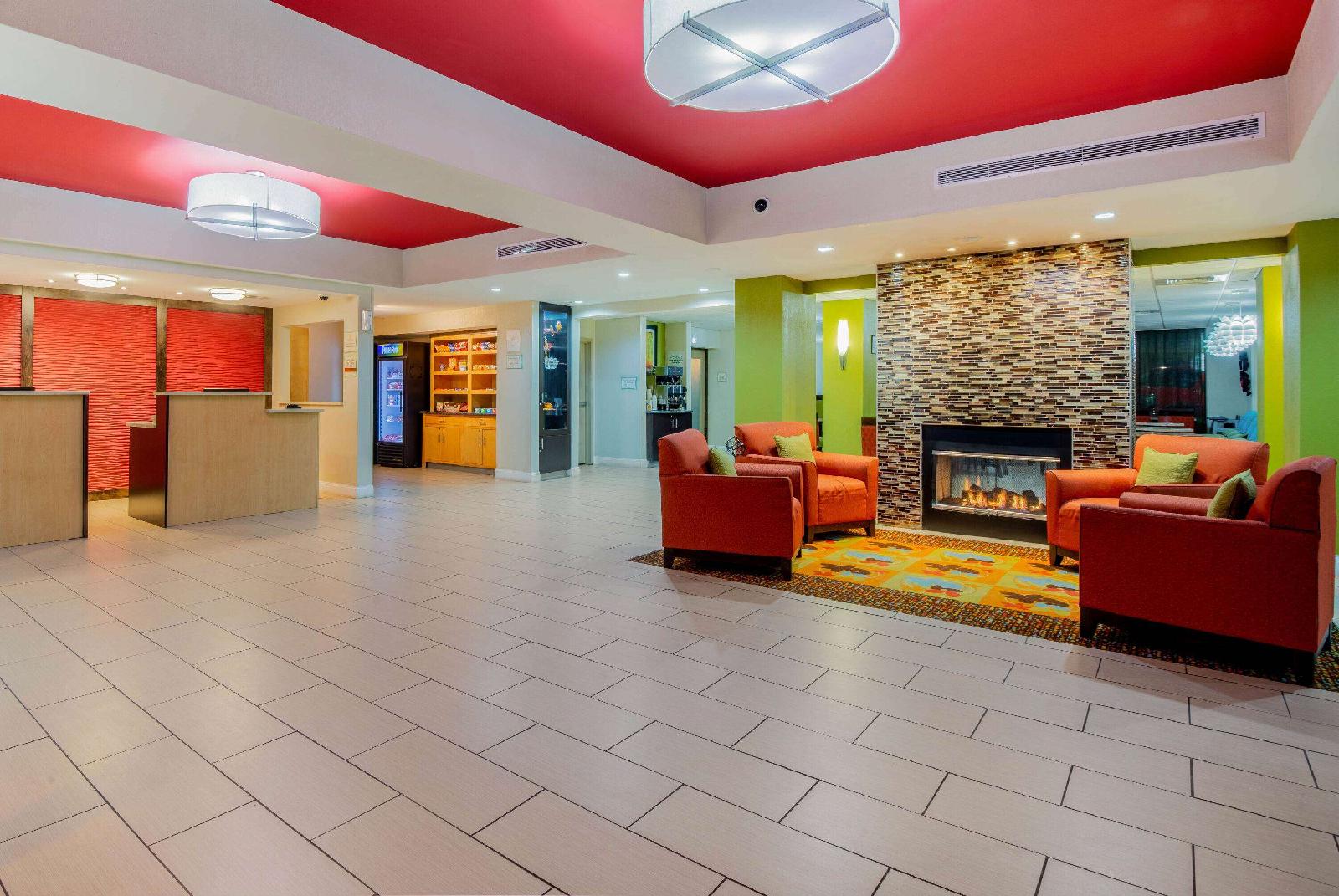 La Quinta Inn & Suites Elkview - Charleston NE