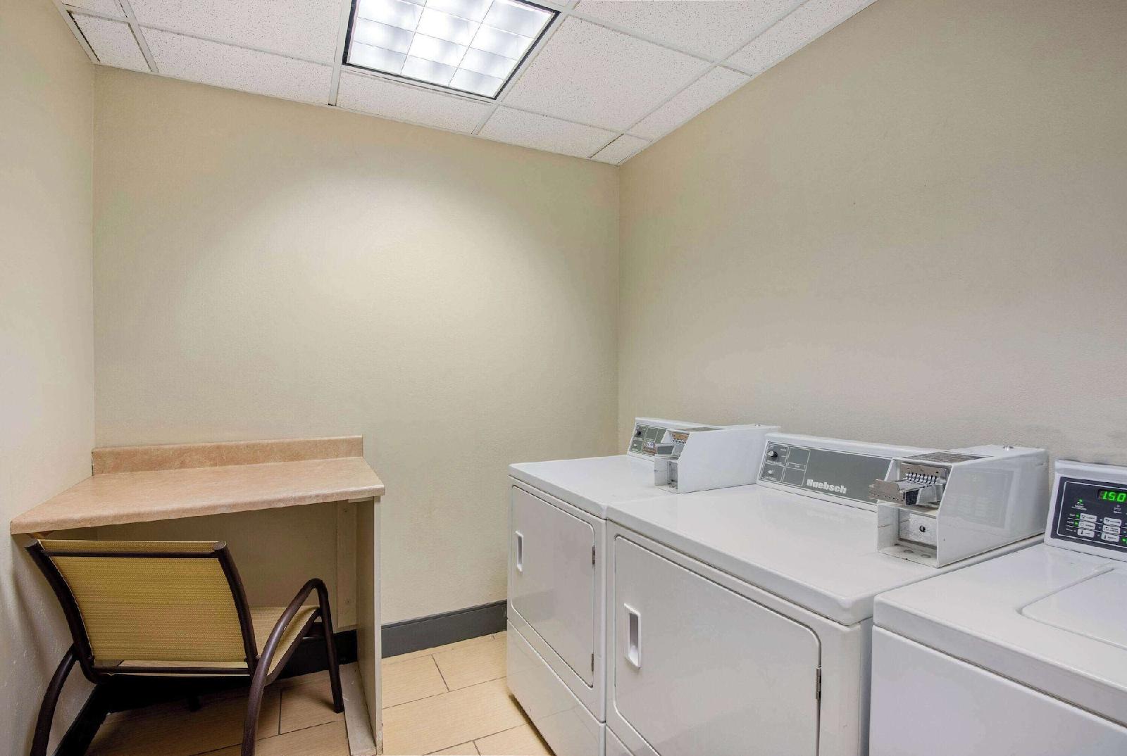 La Quinta Inn & Suites Elkview - Charleston NE