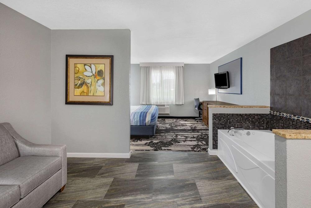 AmericInn Hotel & Suites Pella