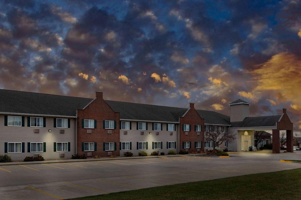 AmericInn Hotel & Suites Pella
