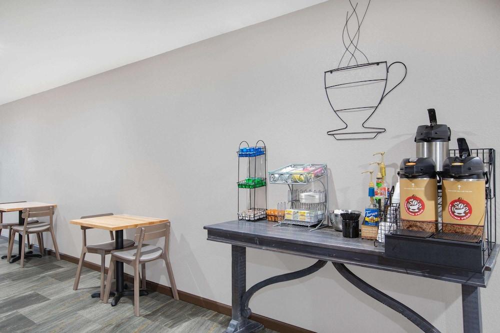 AmericInn Hotel & Suites Pella