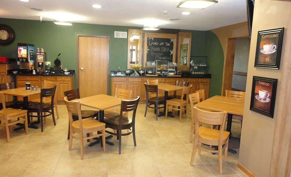 AmericInn Hotel & Suites Pella
