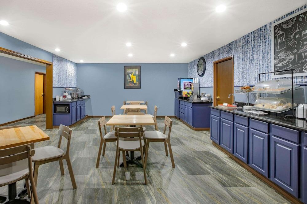 AmericInn Hotel & Suites Pella