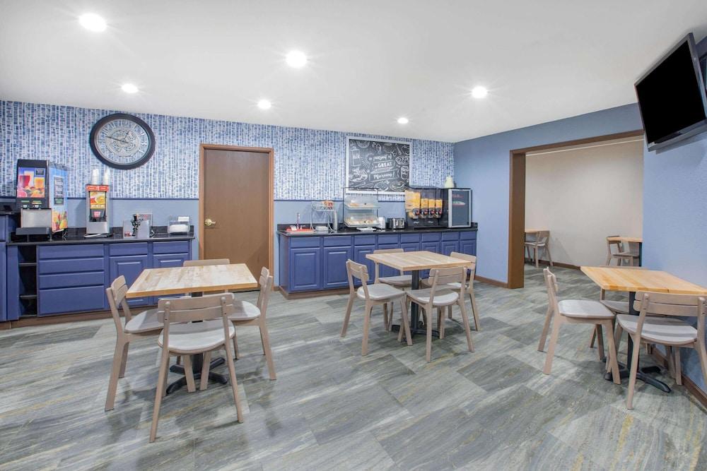 AmericInn Hotel & Suites Pella