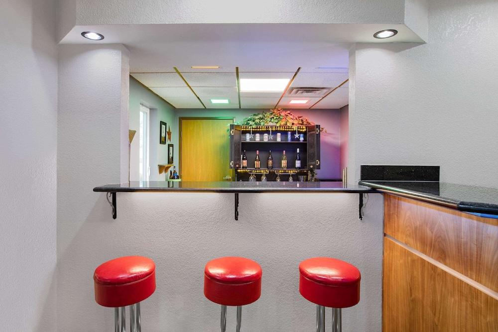 AmericInn Hotel & Suites Pella