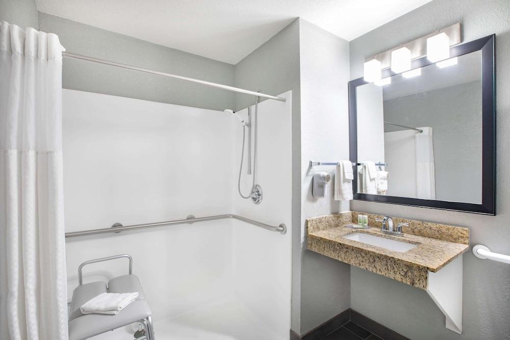 AmericInn Hotel & Suites Pella