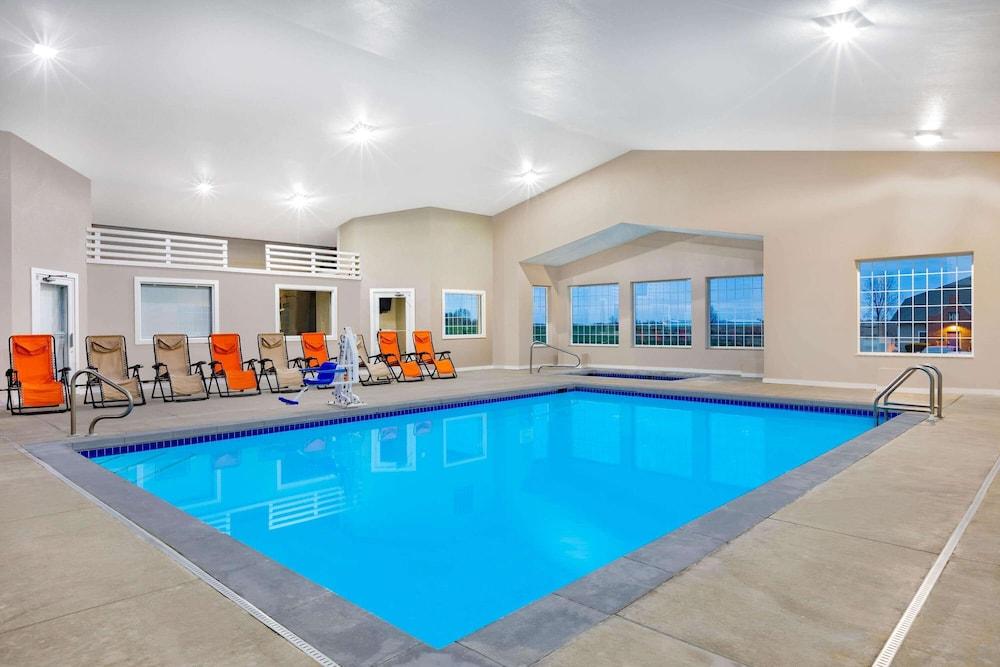 AmericInn Hotel & Suites Pella