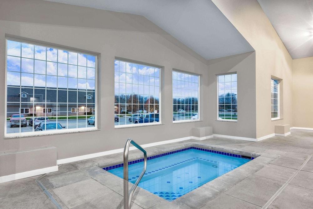 AmericInn Hotel & Suites Pella