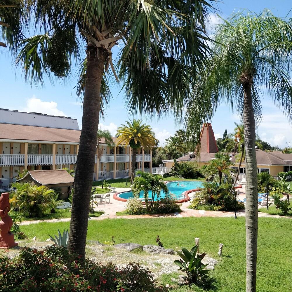 Holiday Hotel & Resort