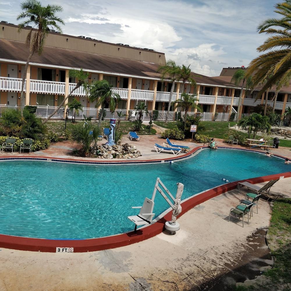 Holiday Hotel & Resort