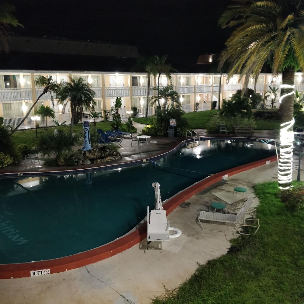 Holiday Hotel & Resort