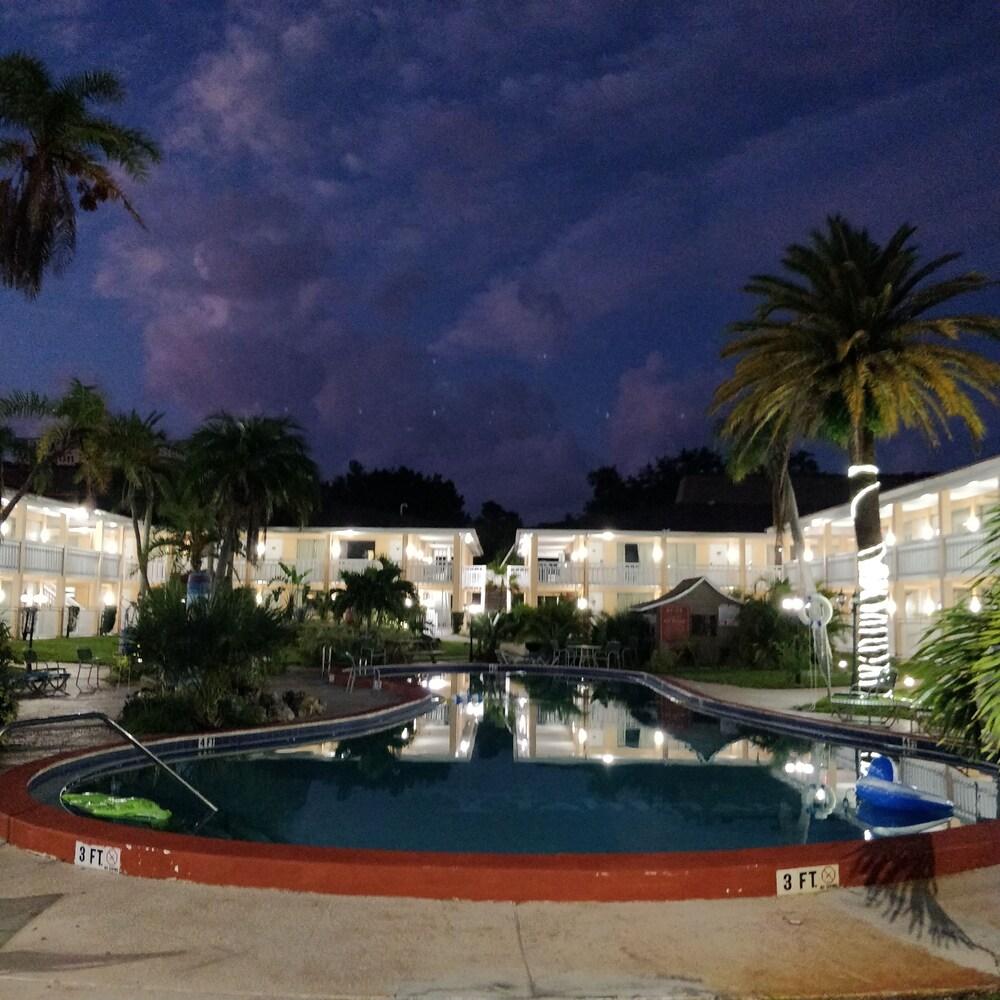 Holiday Hotel & Resort