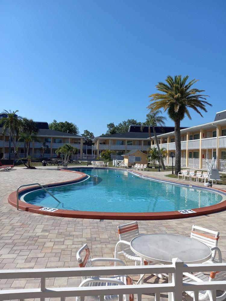 Holiday Hotel & Resort