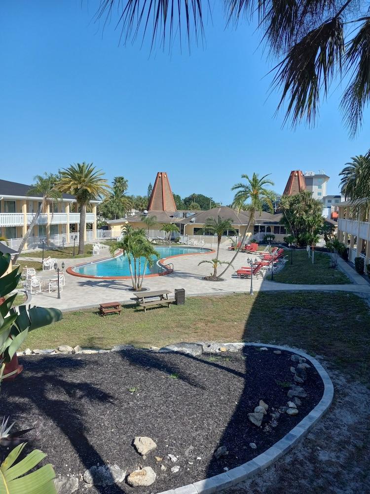 Holiday Hotel & Resort
