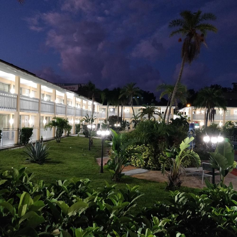 Holiday Hotel & Resort