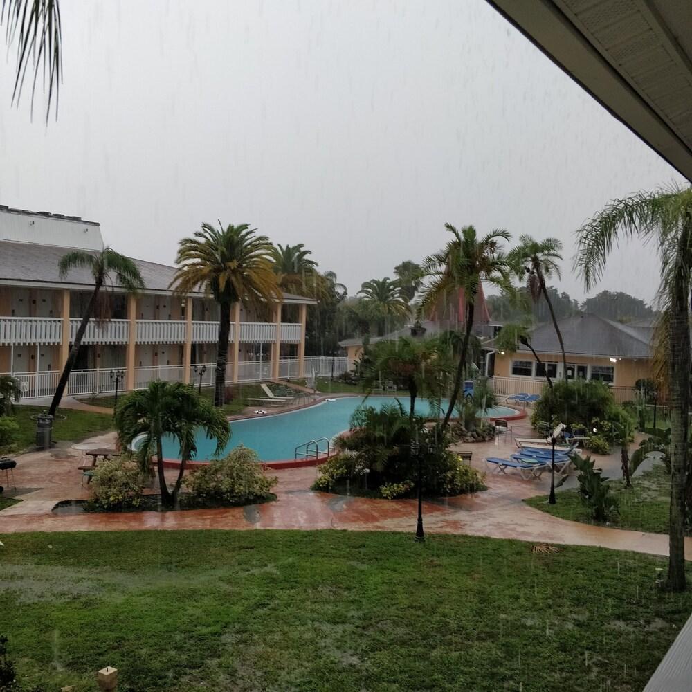 Holiday Hotel & Resort