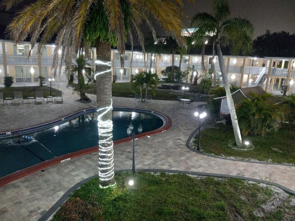 Holiday Hotel & Resort