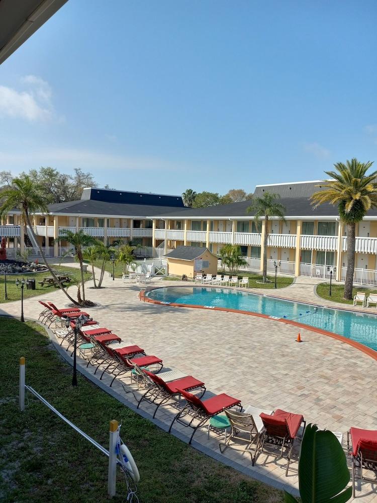 Holiday Hotel & Resort