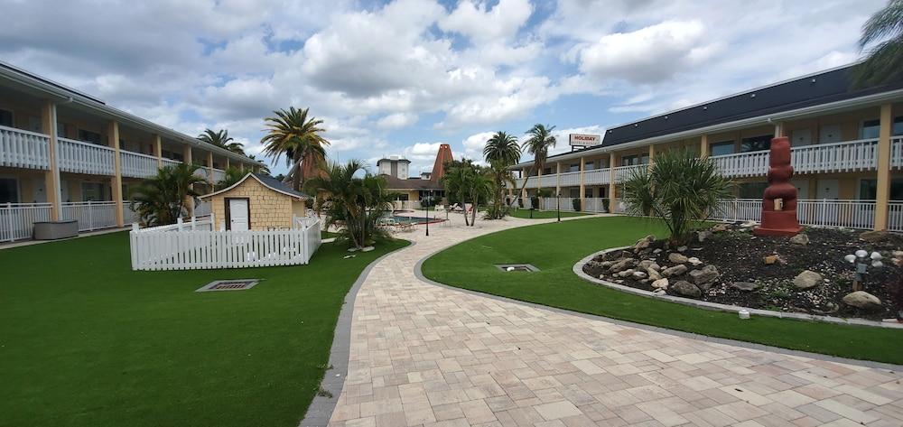 Holiday Hotel & Resort
