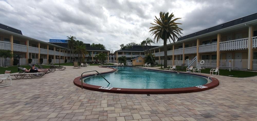 Holiday Hotel & Resort