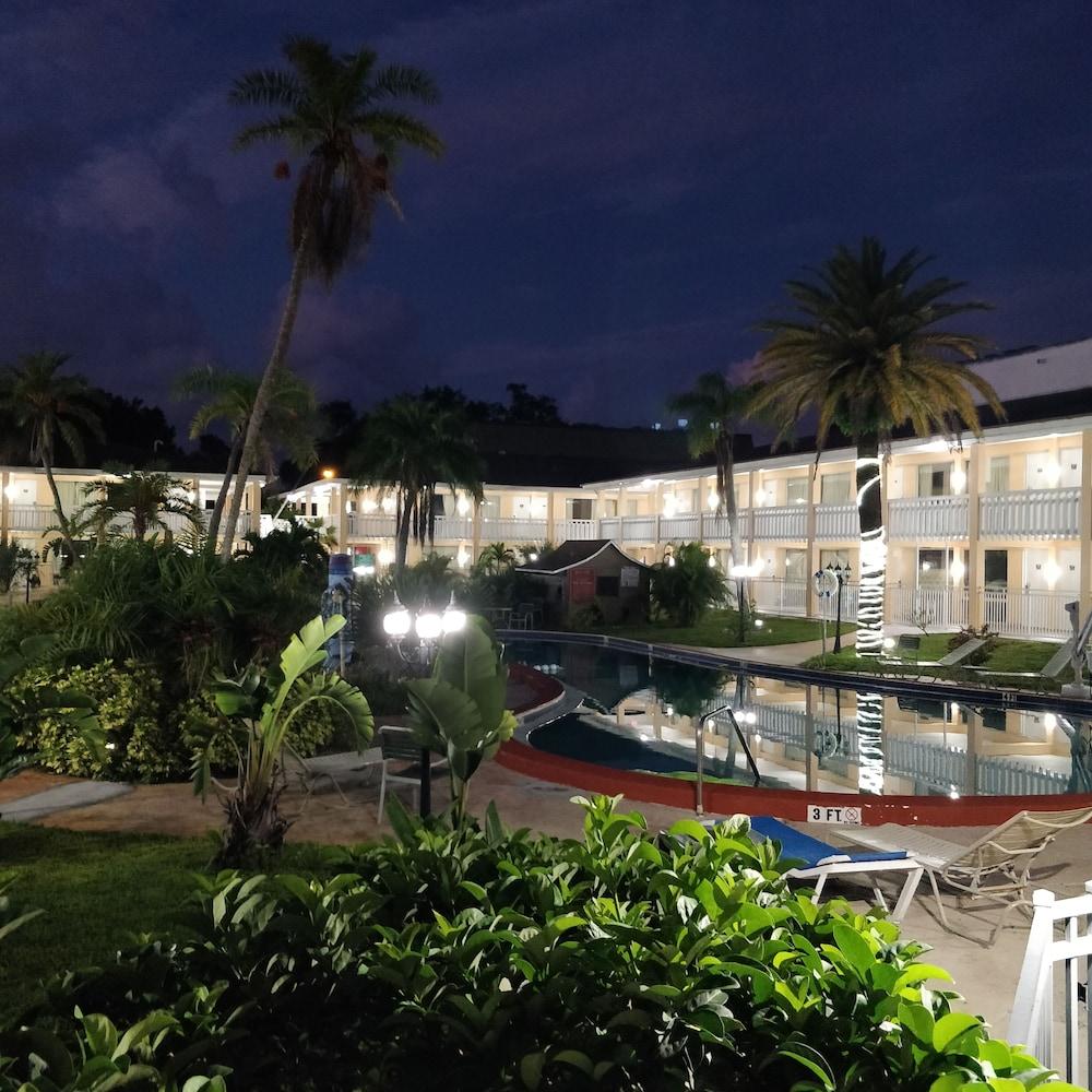 Holiday Hotel & Resort