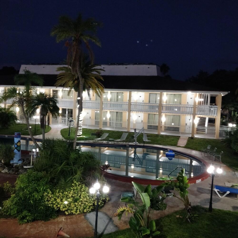 Holiday Hotel & Resort