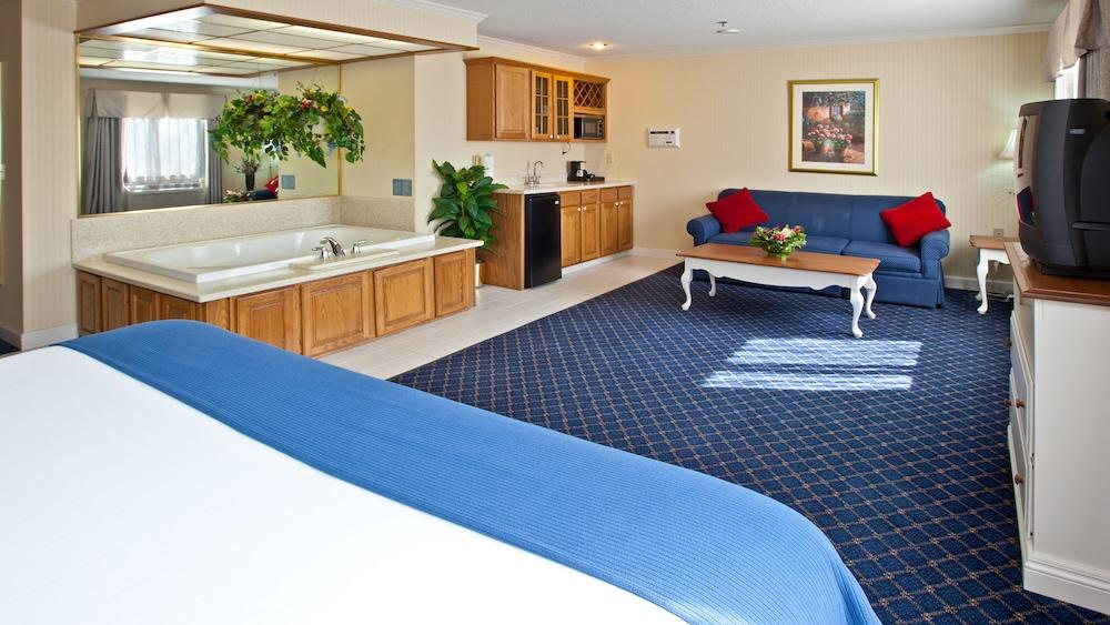 Holiday Inn Express Fremont (Angola Area)